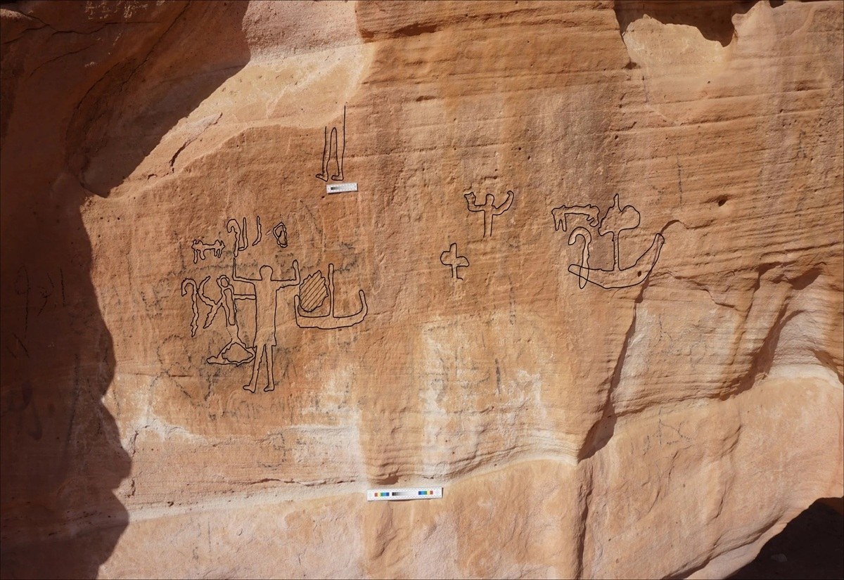 Felswand mit mehreren eingeritzten altägyptischen Hieroglyphen und Symbolen
