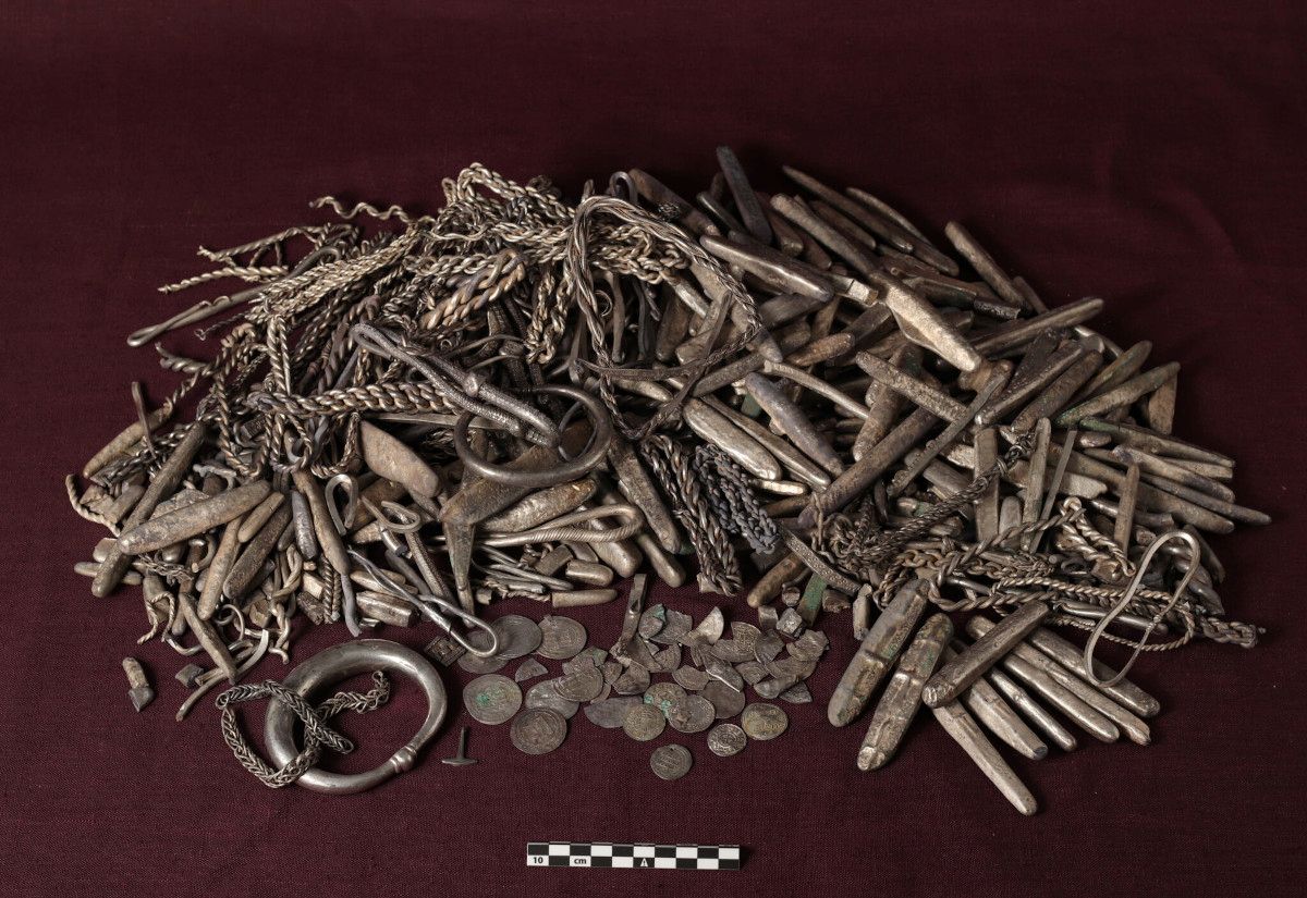 700 Silberobjekte entdeckt: Größter Wikingerhort Dänemarks bei Gartenarbeit freigelegt