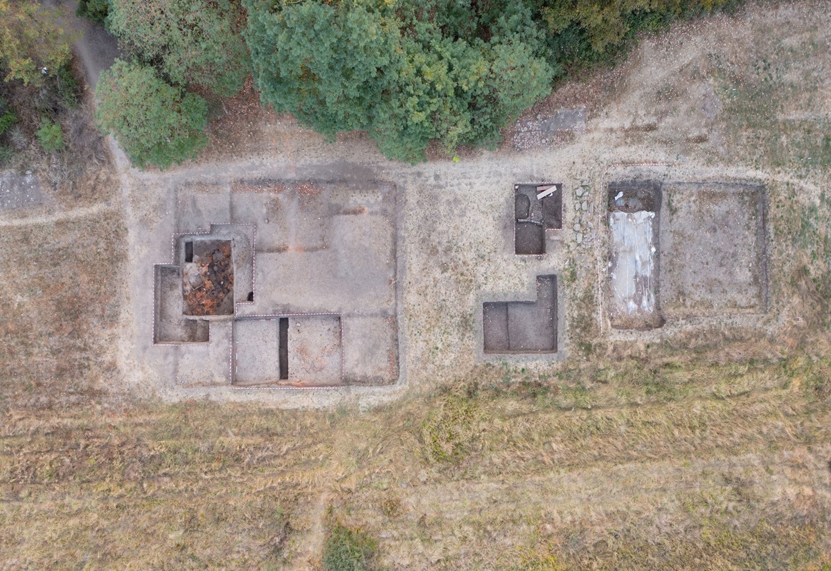 Die Grabungsschnitte nach Abschluss der Ausgrabungen 2024 auf der Flussterrasse von Svinjarička Čuka, Serbien. 