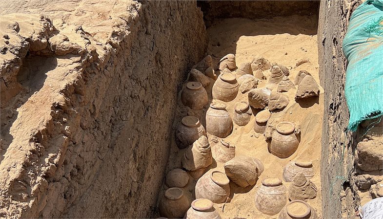 5000 Jahre alte Weinkrüge im Grab der Königin Meret-Neith in Abydos während der Ausgrabung.