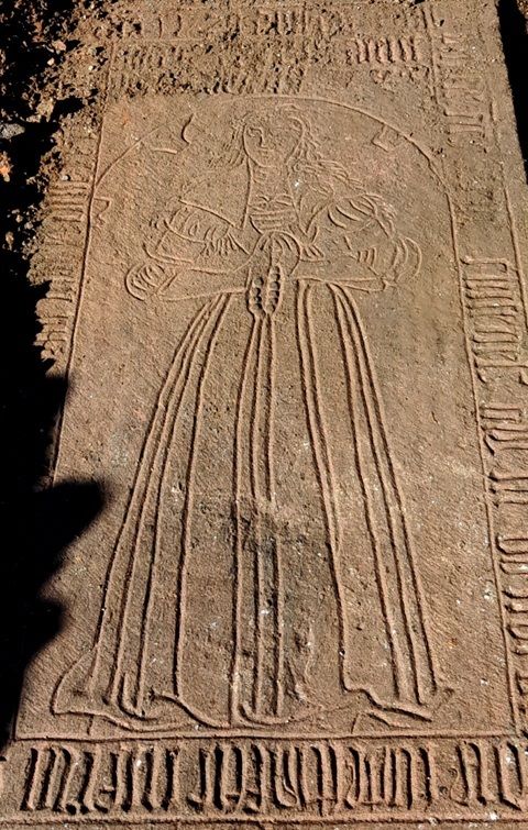 Grabplatte der Adligen Claudia von Königstedt aus dem Jahre 1520.