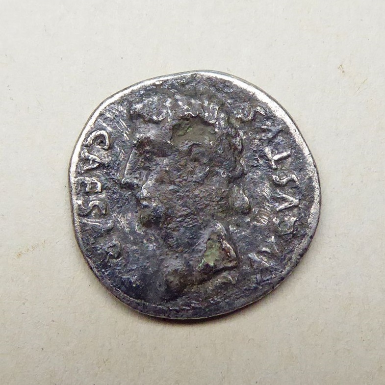 Vorderseite der Silbermünze mit dem Bronzekern, Kaiser Augustus.