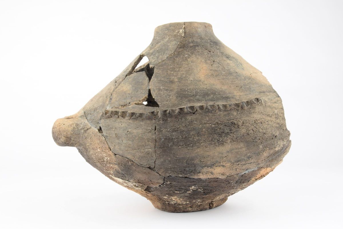 Gebrochene Keramikschale mit einem Ausguss und dekorativen Dornen um die Gefäßmitte