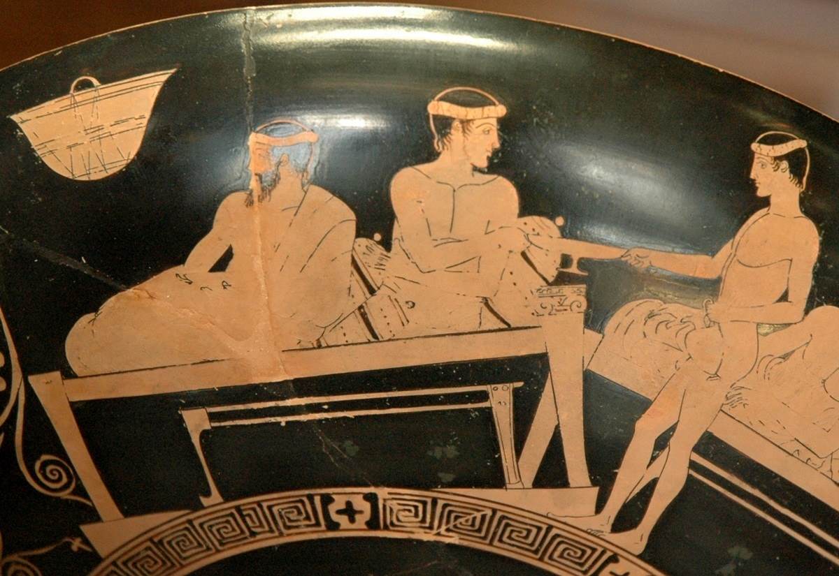 Ausschnitt einer rotfigurigen Vase mit der Darstellung einer Bankettszene