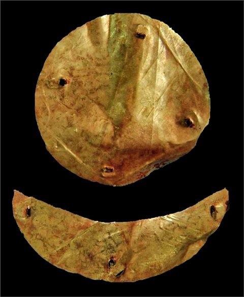 Goldene Symbole der Sonne und des Mondes - wichtige Symbole der Xiongnu - schmücken den Sarg, der im Elitegrab 64 in der Begräbnisstätte Takhiltiin Khotgor im mongolischen Altai gefunden wurde.