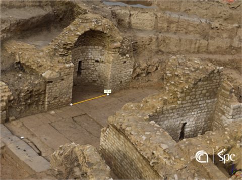 3D-Aufnahme des Nordeingangs mit Detail der Westapsis in Volterra. Gut zu erkennen ist der noch teilweise erhaltene Deckenansatz der Apsis sowie der weiße Verputz.