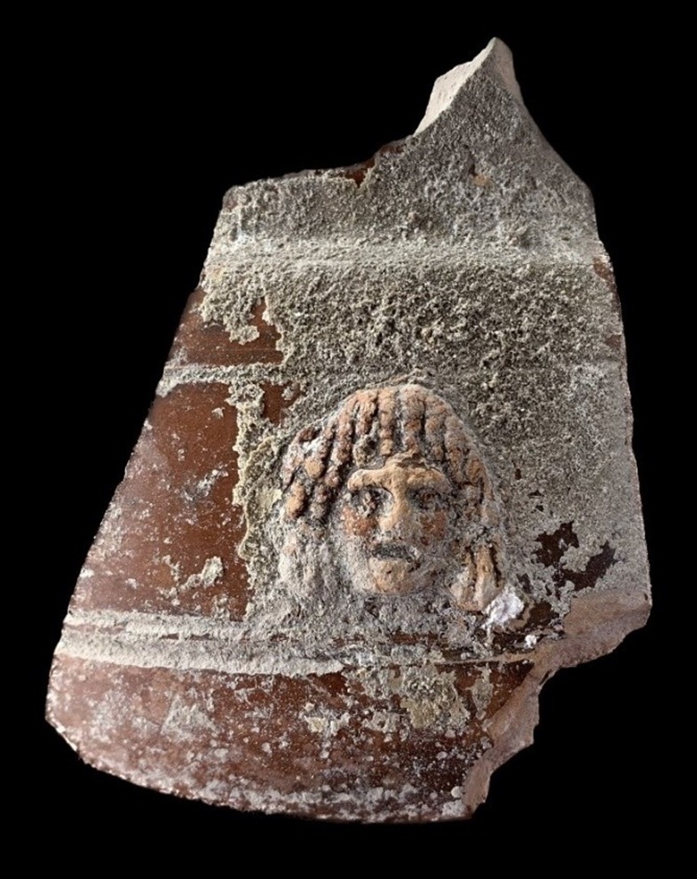 Fragment einer Terra-Sigillata-Vase mit einer Relief-Maske