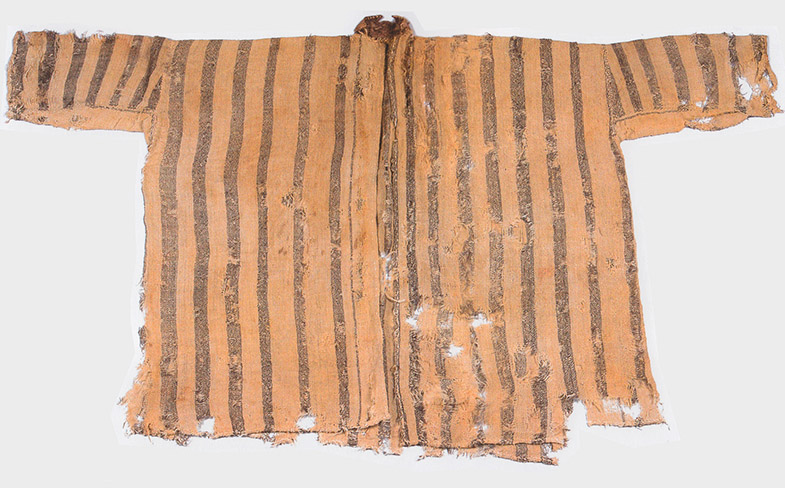 Alte, zerschlissene Jacke in einem hellen Braunton mit dunklen Streifen, die vertikal verlaufen.