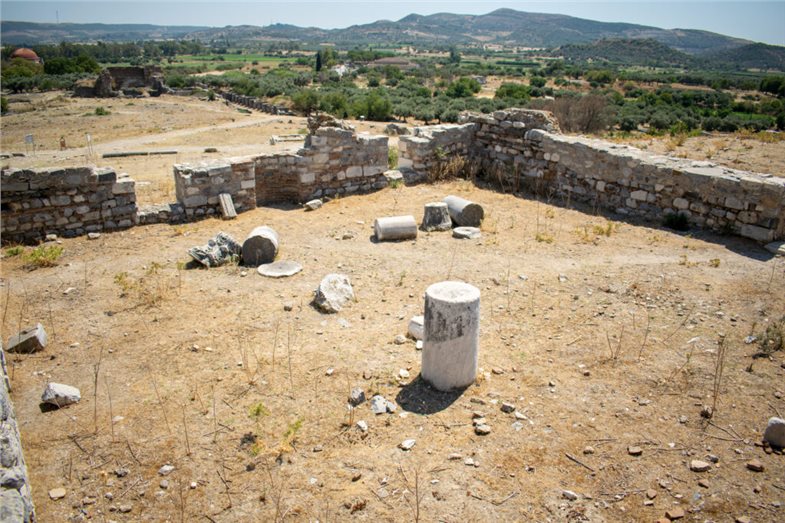 Die wiederverwendeten Säulentrommeln im Innern der Hisar Moschee.