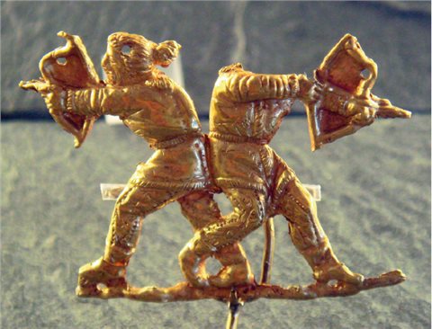 Goldener Kleidungsbesatz in Form zweier nomadischer Bogenschützen. Gut erkennbar ist der kurze skythische Bogentypus mit kurzem Anschlag im Armbereich. Kerch (Ukraine), 4. Jh. v. Chr.