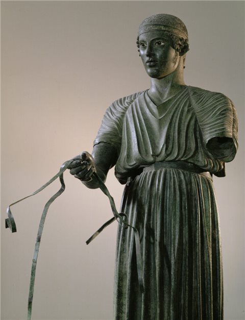 Wagenlenker von Delphi. Ausschnitt. Weihgeschenk des Polyzalos aus Sizilien, um 470 v. Chr.