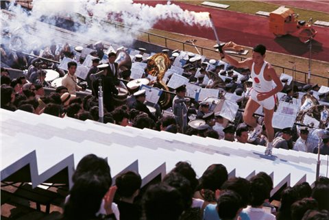 Fackelläufer während der Olympischen Spiele 1964 in Tokio.
