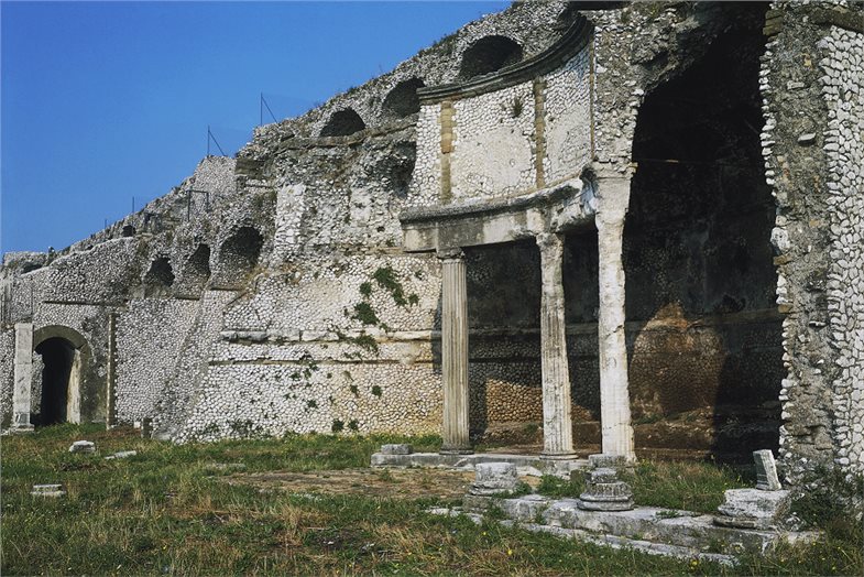 Zu sehen sind die noch heute sichtbaren Reste der Gewölbestrukturen aus Tonnengewölben, in die auch Exetren eingelassen wurden und die als Fundament für das Heiligtum dienten.