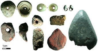 Nahaufnahme von Perlen und mineralischem Ocker aus Fa-Hien Lena.