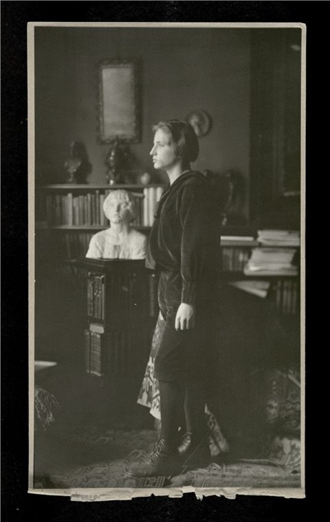 Abb. 5 Wie ein griechisches Relief. Inszenierung von Percy Gothein als Verkörperung der deutschen Jugend. Jacob Hilsdorf machte im Dezember 1910 unter Anleitung Stefan Georges diese Aufnahme. Nicht martialisch-soldatisch, sondern ideal-romantisch im Samtgewand erscheint der Knabe im Übergang zum Jüngling.