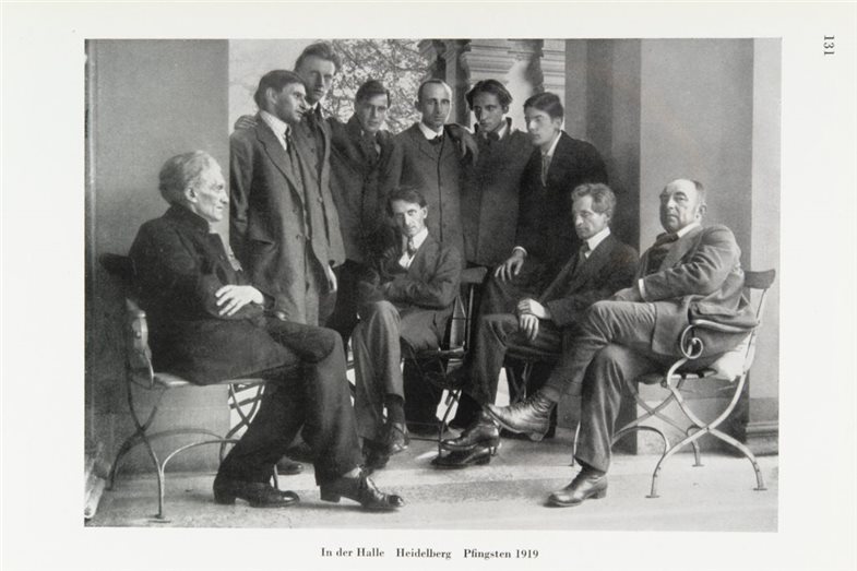 Abb. 6 Heidelberger Pfingsttreffen 1919. Stehend als zweiter von links der spätere Althistoriker Woldemar Graf von Uxkull-Gyllenband, daneben der spätere klassische Archäologe Erich Boehringer und als zweiter von rechts Percy Gothein. Stefan George außen links sitzend.