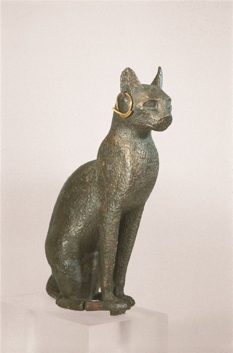 Bronzestatue einer Katze mit goldenem Ohrring (7./6. Jh. v. Chr.).