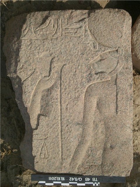 Bastet empfängt ein Salbopfer des Königs. Relief aus dem Eingangshof des Bastet-Tempels in Bubastis (22. Dyn., um 900 v. Chr.).