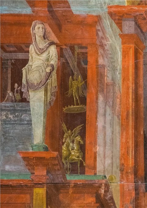 Zu sehen ist eine Wandmalerei im Zweiten Pompejanischen Stil. Die Architektur ist in leichtenden roten Farben hervorgehoben. Die Decke wird von einem Pfeiler gehalten, dessen oberes Ende in Form einer verhüllten Gestalt gestaltet wurde. Dahinter, in einer Wandöffnung, befindet sich der Eros und darunter eine Biga mit einer geflügelten Person.