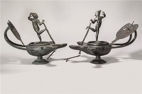 Zwei Trilychneis mit Tänzerfigur aus Pompeji (Neapel, MANN Inv. Nr. 72253 und 72254.