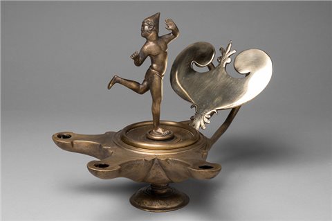 Nachguss der Trilychnis mit Tänzer. Es fehlt der Ring und die Kette zum Aufhängen.