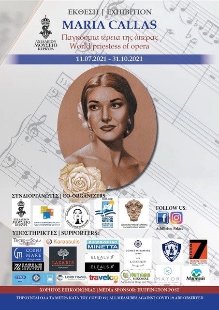 Das Plakat im Achilleion auf Korfu zeigt ein gemaltes Porträt von Maria Callas und nennt den Titel der Ausstellung. Darunter findet sich eine Auflistung der Sponsoren und Unterstützer.