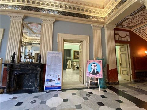 Blick in das Foyer sowie in den Ausstellungsraum im Achilleion auf Korfu.