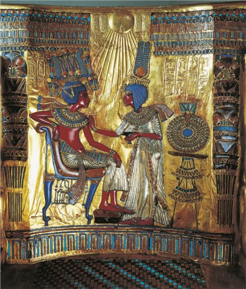 Rückenlehne des Throns aus dem Grab des Tutanchamun. Zu sehen sind Tutanchamun (links, sitzend) und seine Große Königliche Gemahlin Anchesenamun.