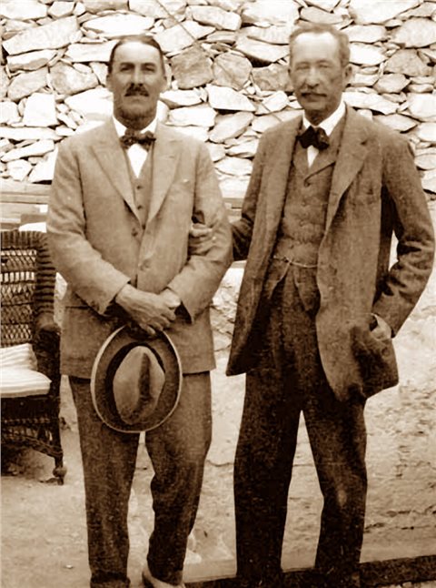 Howard Carter (1874 – 1939, links) und Lord Carnarvon (1866 – 1923) im November 1922 während der Freilegung des Grabes des Tutanchamun.