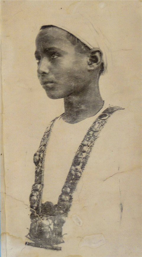 Der junge Hussein Abd el-Rassul mit einem Pektoral aus dem Grabschatz des Tutanchamun. Vermutlich war er es, der die erste der zum Grab hinabführenden Stufen entdeckt hatte.