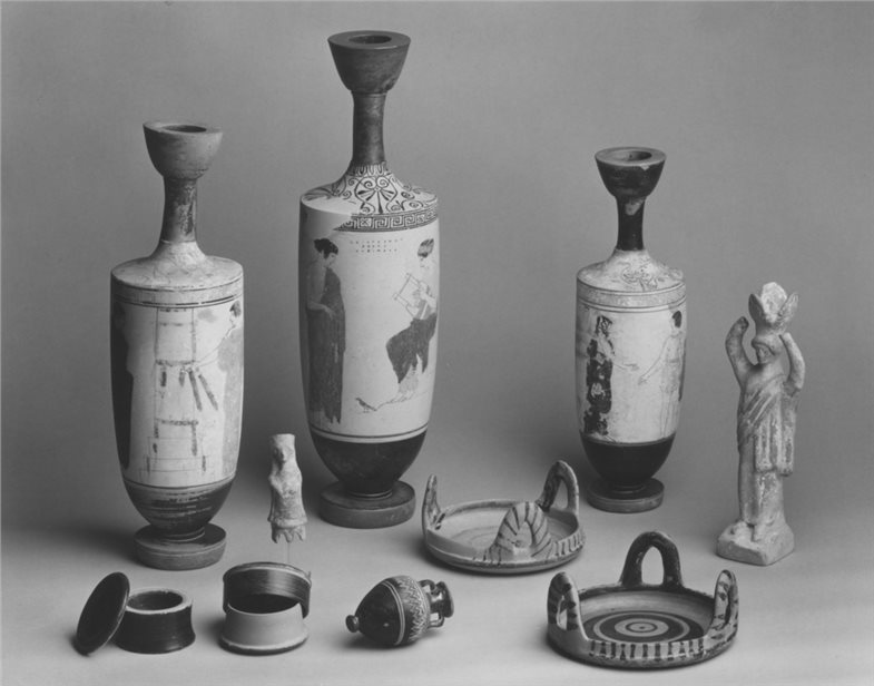 Dieses reiche Grabensemble stammt aus der Sammlung des Diplomaten Hans von Schoen, der es 1957 den Antikensammlungen schenkte.