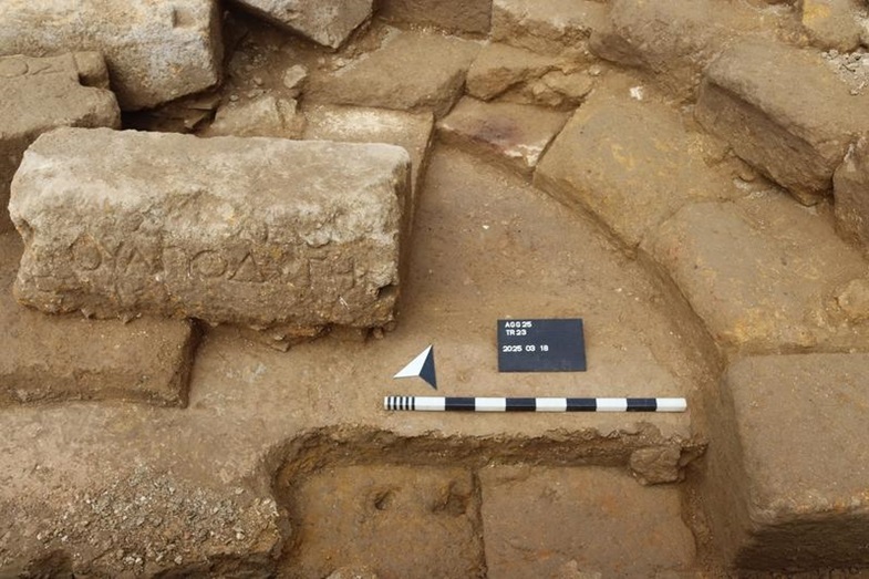 Orchestra des Hörsaals im Gymnasium von Agrigent mit Inschriftenblöcken, von Süden