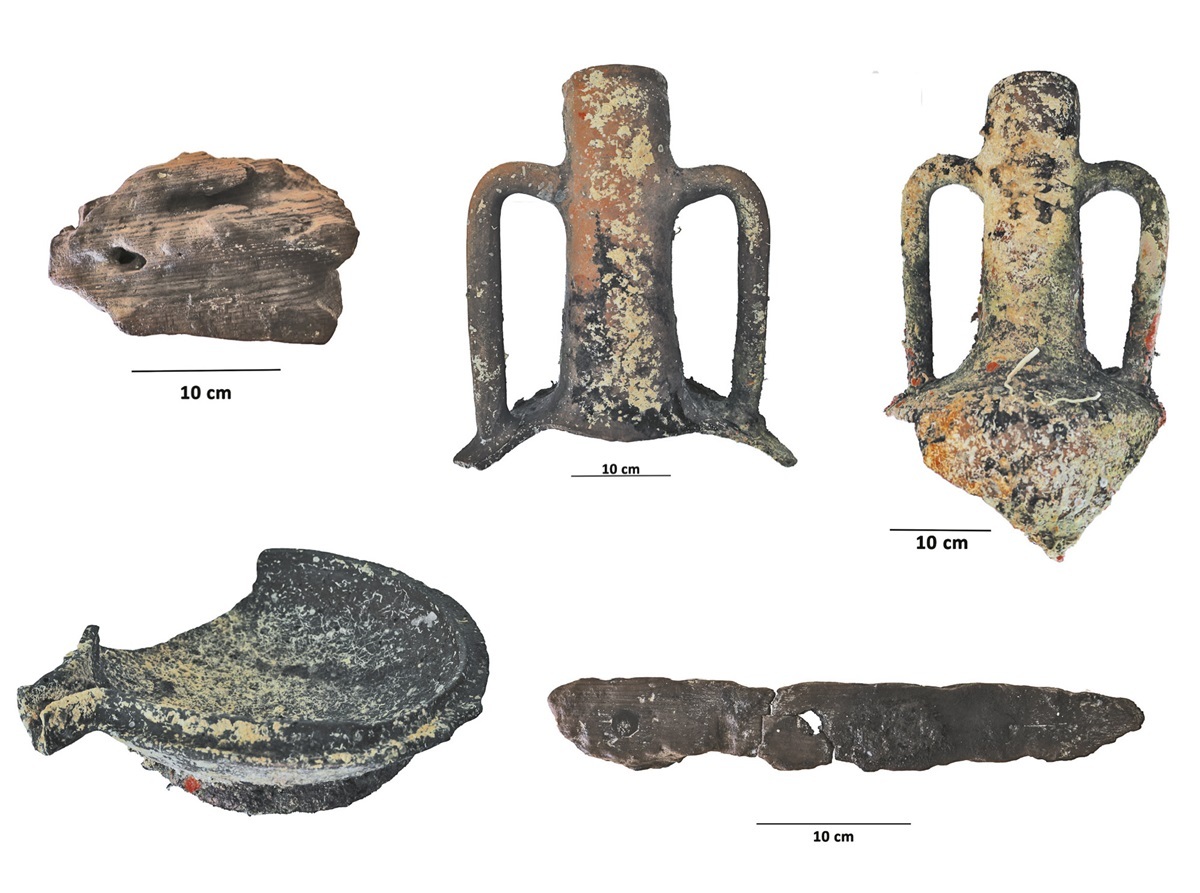 Ensemble von Funden aus dem Schiffswrack von Antikythera: Holzfragmente aus dem Schiffsrumpf und Keramikfragmente