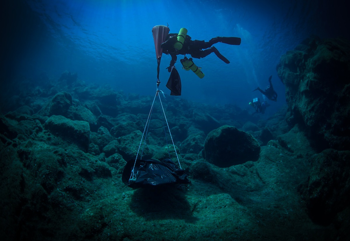 Ein Taucher birgt archäologische Objekte von der Fundstelle des Schiffswracks von Antikythera