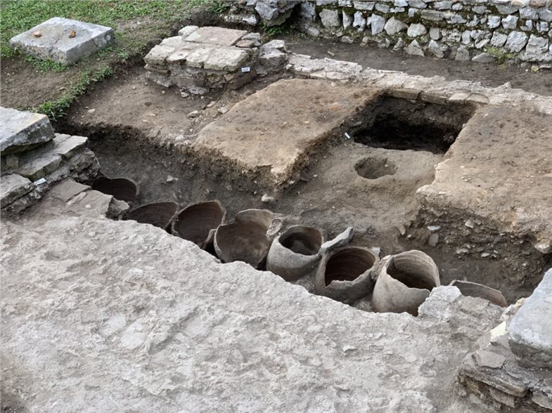 Amphoren entlang der Umfassungsmauer eines Gebäudes in Aquileia