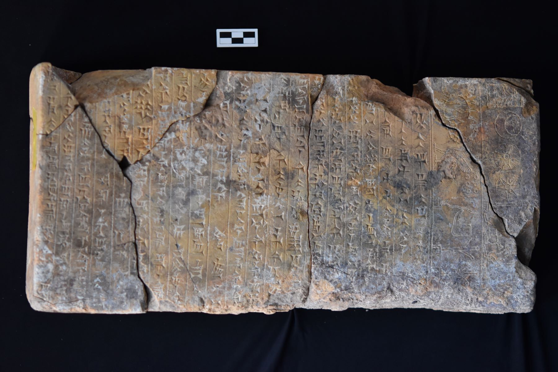 Der faszinierendste Fund für die Archäologen in Nimrud (2024) war ein Kudurru, ein Steinmonument mit Keilschrift-Inschriften. Es dokumentiert ein königliches Dekret, mit dem die Herrschaft über ein Gebiet in der Nähe des Euphrat an der syrisch-irakischen Grenze übertragen wurde.