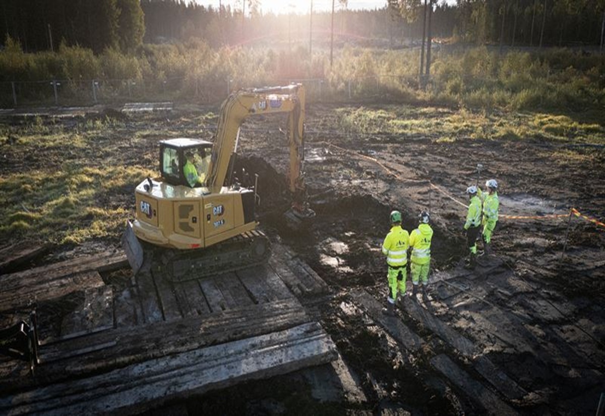 Archäologen entdecken 5.000 Jahre altes Skelett eines Hundes mit Dolch in schwedischem Moor