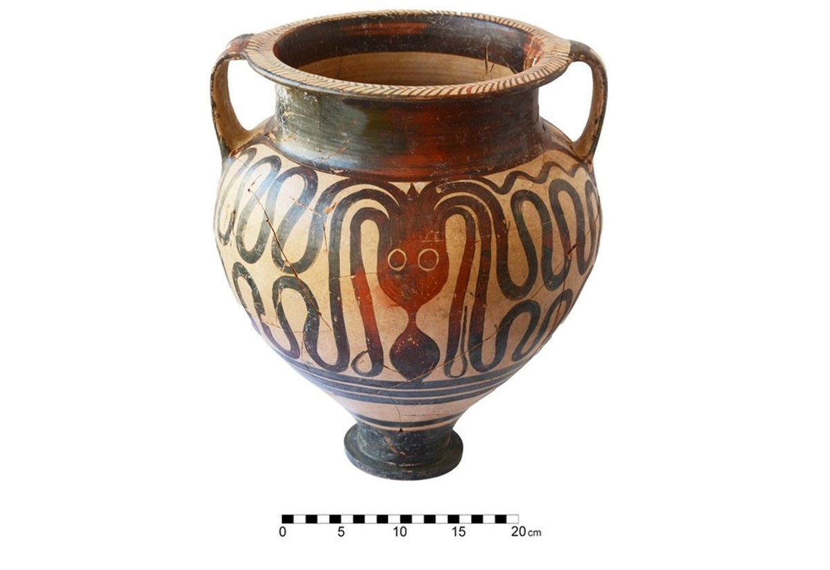 Antike Tongefäßvase mit zwei Henkeln und dekorativem Muster aus geschwungenen Linien und Punkten