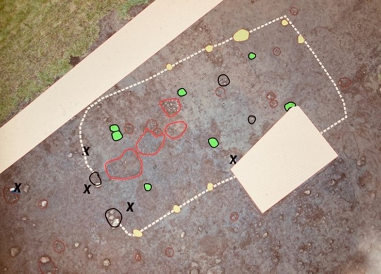 Der Umriss im Bild zeigt, wo sich das Haus der Wikingerzeit befand. Das Kreuz ganz rechts zeigt den Fundort des Silberschatzes.