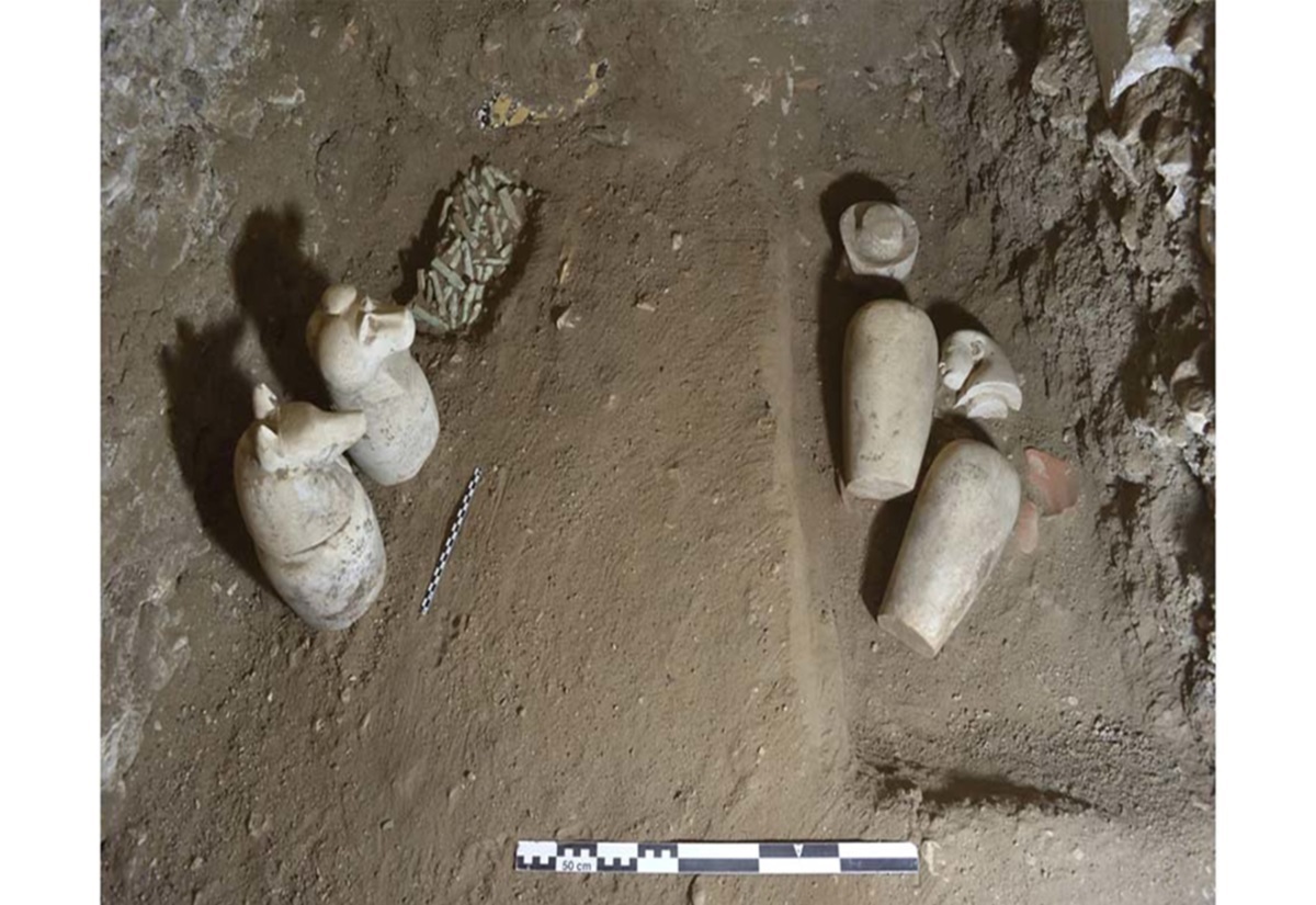 Uschebti-Figuren und Kanopen aus der Nekropole im Ramesseum
