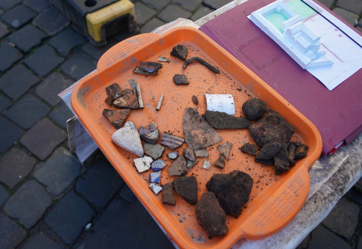 Archäologische Ausgrabungen auf dem Münsterplatz in Aachen liefern erste Funde