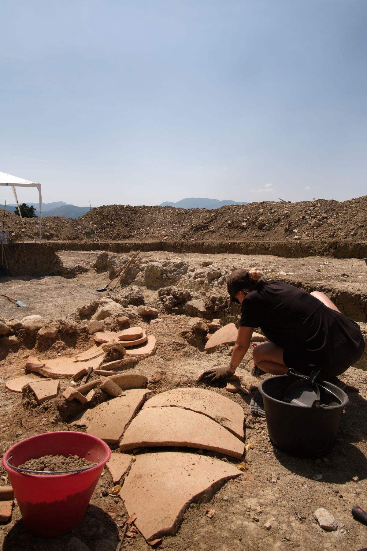 Bei den Ausgrabungsarbeiten in Fregellae wurden zerschlagene Vorratsgefäße gefunden. 