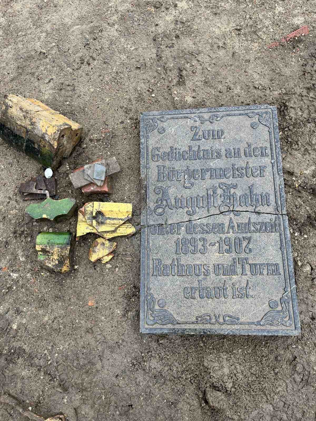 Neben zahlreichen Architekturfragmenten ist besonders die Widmungstafel für den ehemaligen Bürgermeister August Hahn als Fund hervorzuheben.