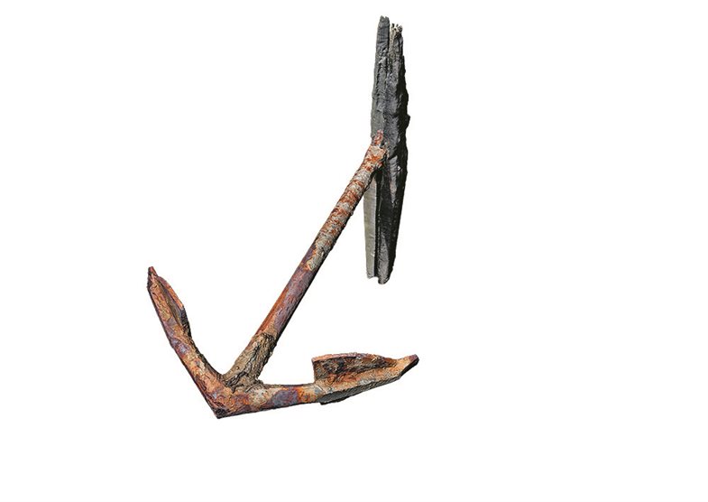Ein zufällig am Meeresgrund entdeckter Anker entpuppte sich als ein Buganker des britischen Linienschiffs HMS Vigo. Vermutlich ging er bei der Rückreise der britischen Flotte aus der Ostsee im Jahr 1811 verloren. 