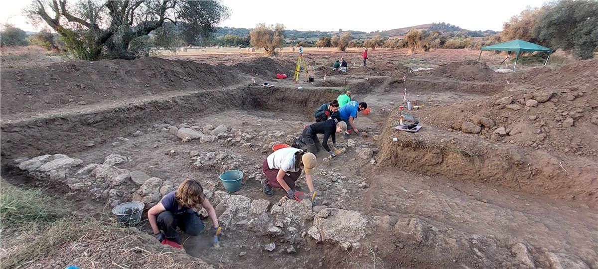 Putzen der Fläche in Vorbereitung auf die digitalen Photogrammetrie-Arbeite.