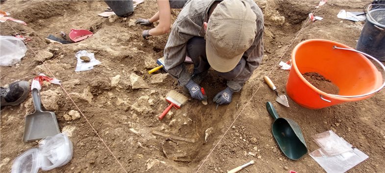 Freilegung von Fragmenten aus Eisen, die zu einem reichen Grab gehören.
