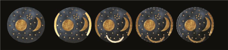 Die Himmelsscheibe wurde im Laufe der Zeit mehrfach umgestaltet, ganz links die älteste Version: Astronomisches Wissen wurde nur in den ersten beiden Ausgestaltungsphasen kodiert.