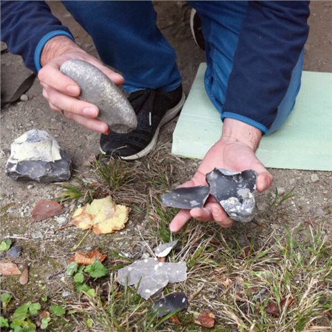 Das Experiment lehrt, wie Spuren auf Feuersteinbeschlägen entstanden sind.