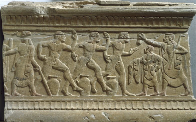 Jünglinge beim Wettlauf auf einem rechteckigen Sockel (Cippus) aus Chiusi. Ende 6. Jh. v. Chr. 