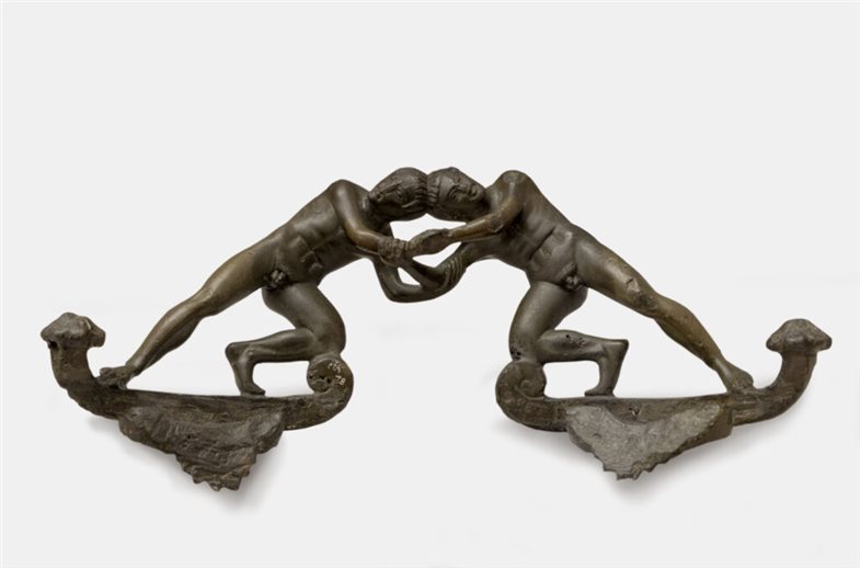 Zwei Ringkämpfer bilden den Griff eines etruskischen Beckens. Fundort: Nidda-Borsdorf, Wetteraukreis, Hessen.